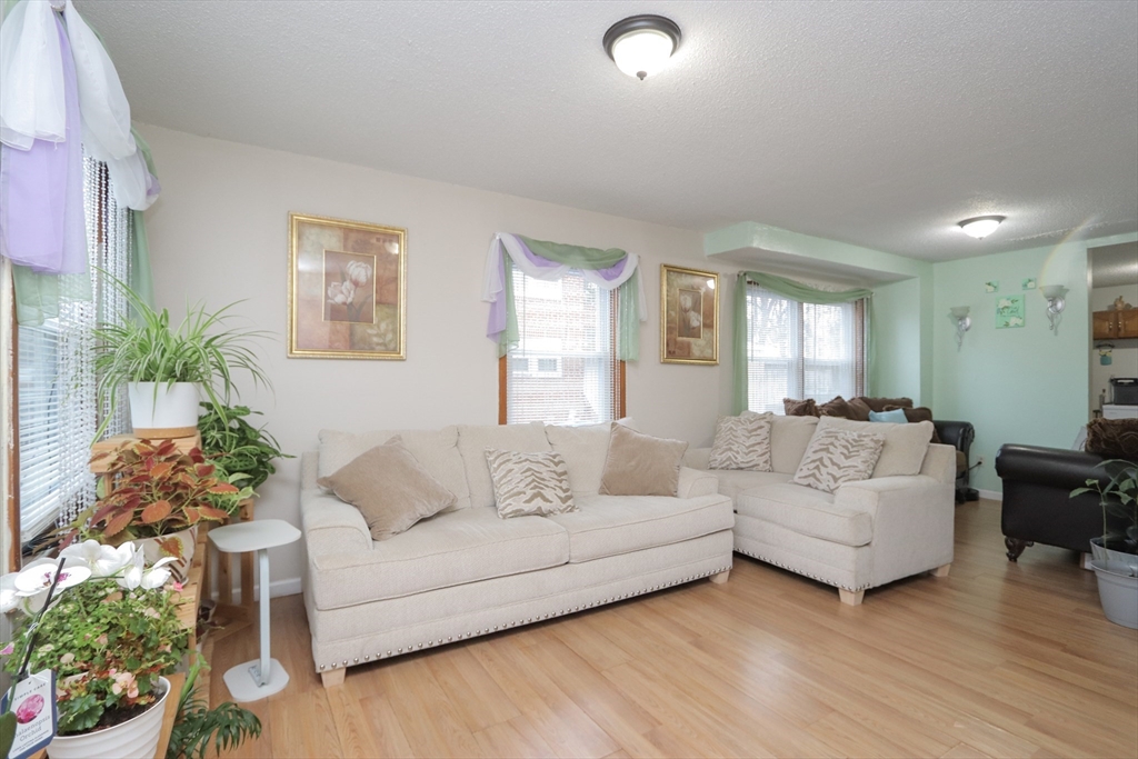 70-72 Manhattan Street Springfield, MA 01109 - Photo 5 of 29