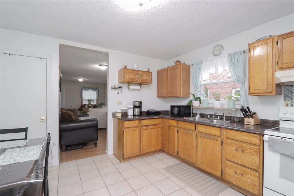 70-72 Manhattan Street Springfield, MA 01109 - Photo 10 of 29