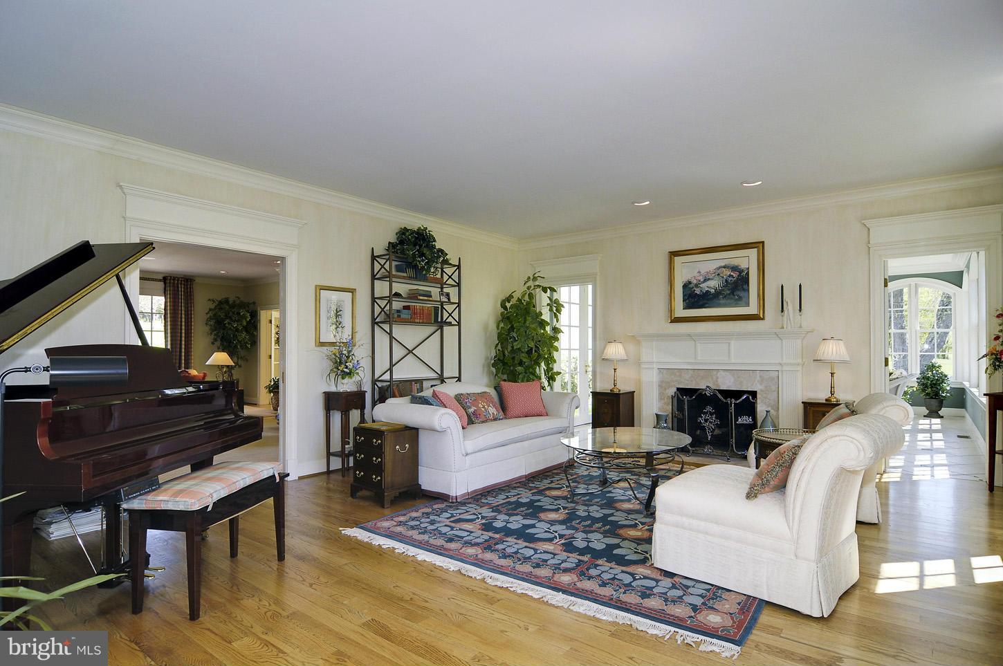 330 Springbrook Drive Silver Spring, MD 20904 - Photo 4 of 30 Living Room