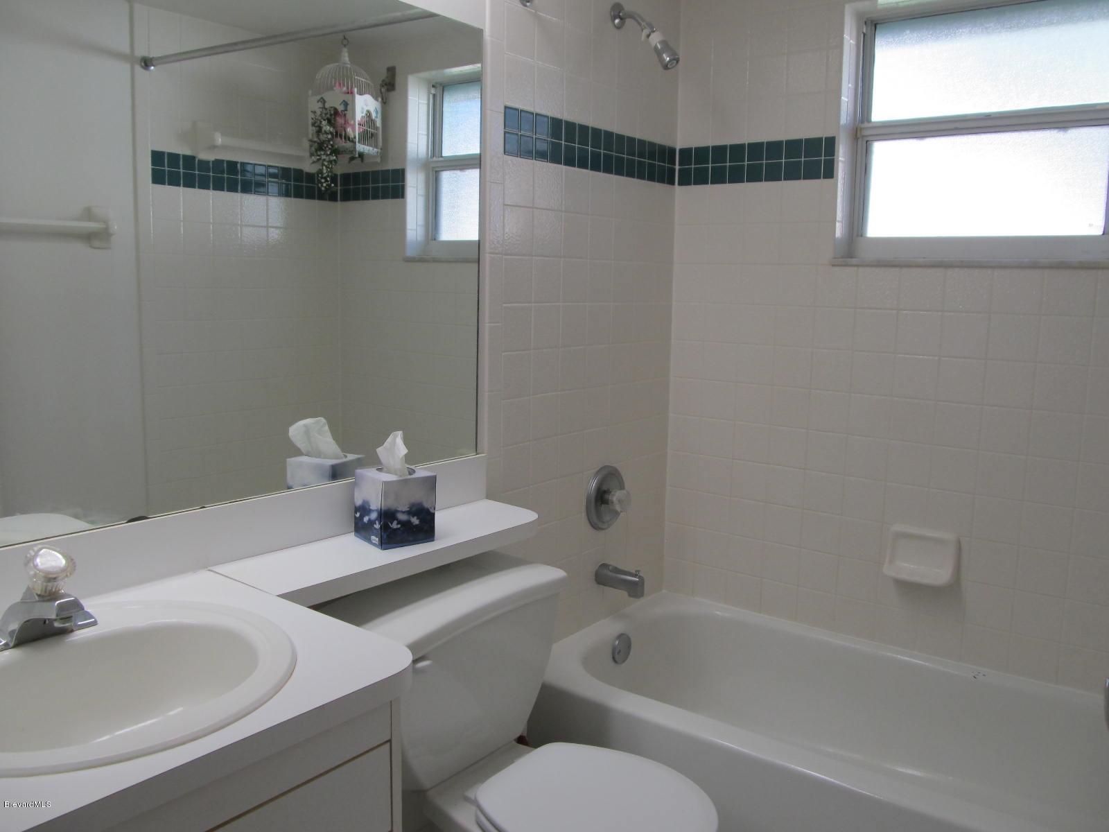 198 Twin Lakes Road Melbourne, FL 32901 - Photo 20 of 26 Guest Bathroom