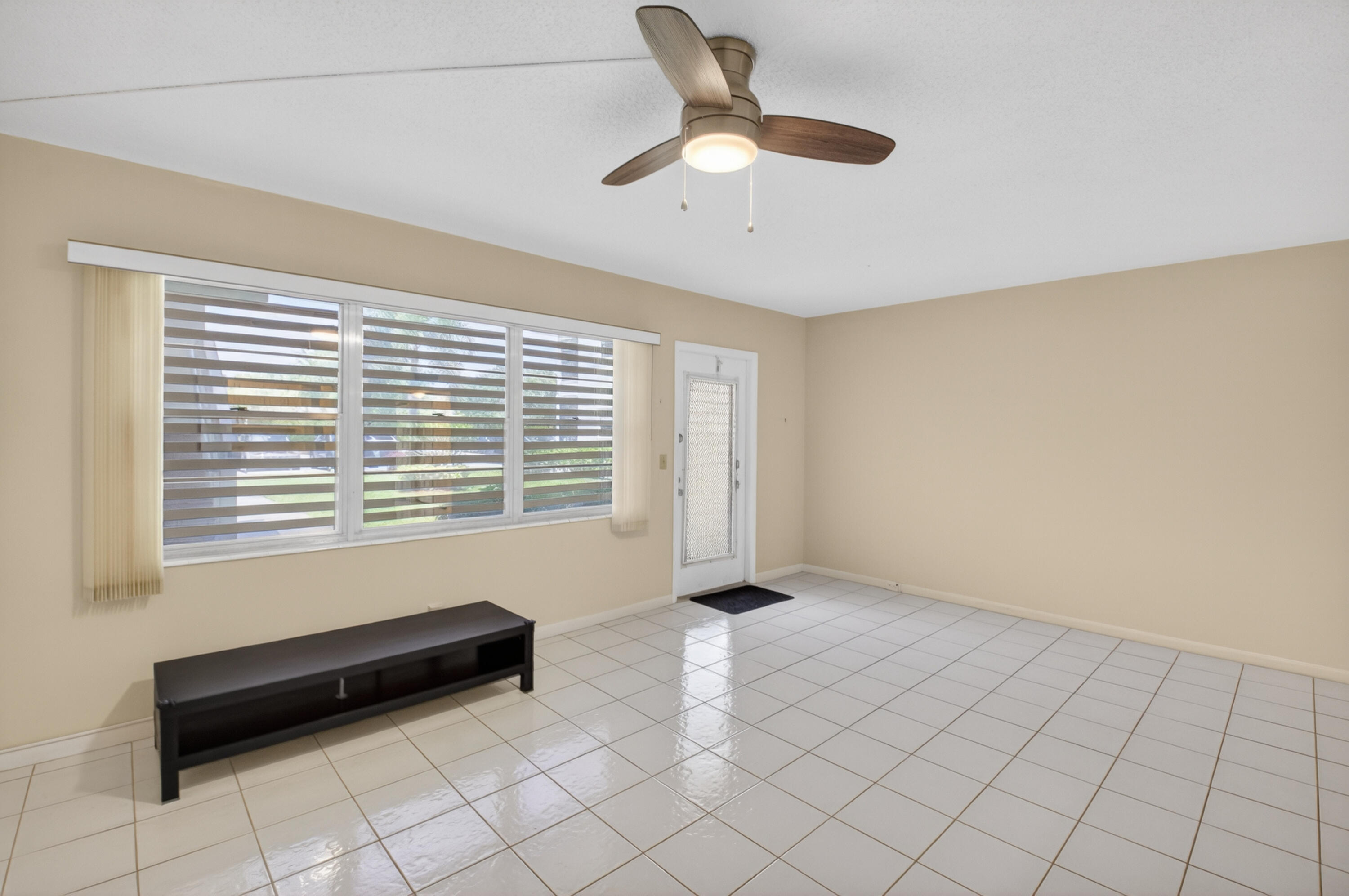 474 Mansfield K Boca Raton, FL 33434 - Photo 3 of 9 Living Room