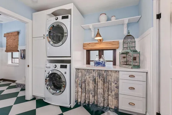 a view of a bedroom with washer and dryer
