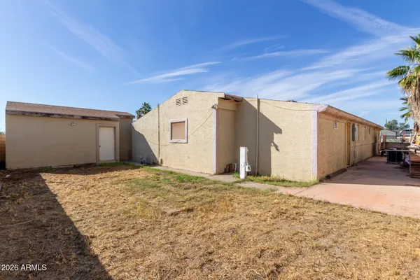 a view of a backyard