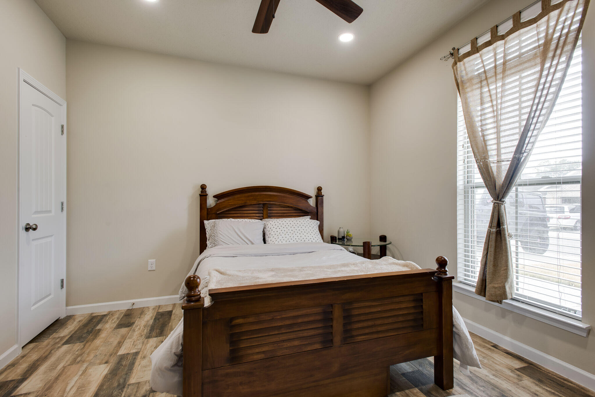 4600 Hermosa Road Crestview, FL 32539 - Photo 5 of 28 a bedroom with a bed and a window