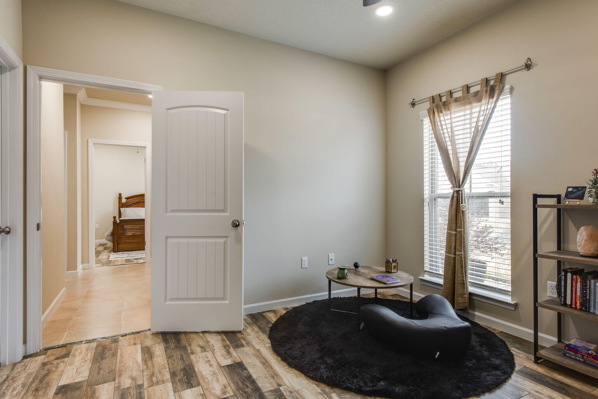 4600 Hermosa Road Crestview, FL 32539 - Photo 7 of 28 a room with furniture and a book shelf