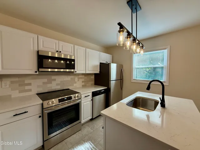 $1,875 | 13 Anthony Lane, Unit 1, Colonie, NY 12205