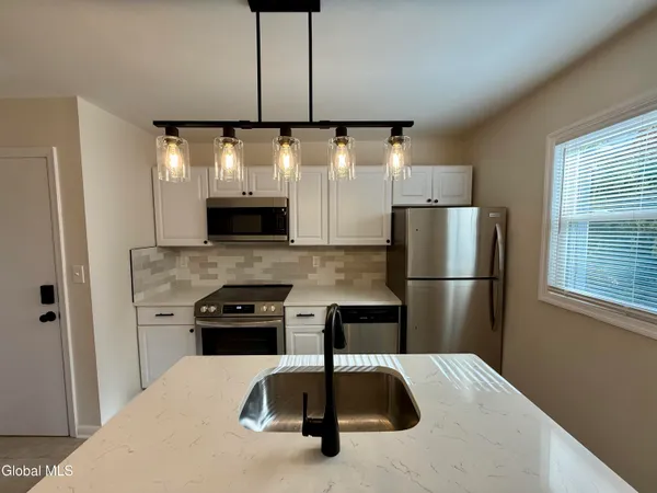 $1,875 | 13 Anthony Lane, Unit 1, Colonie, NY 12205