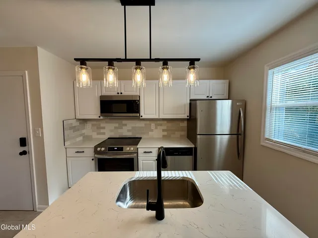 $1,875 | 13 Anthony Lane, Unit 1, Colonie, NY 12205