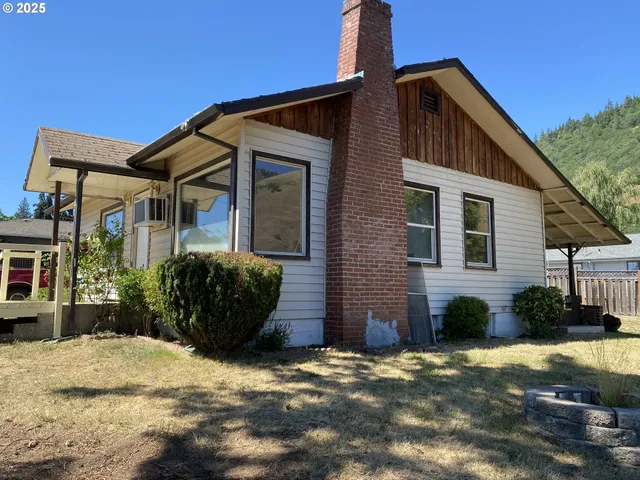 a view of a house with a yard