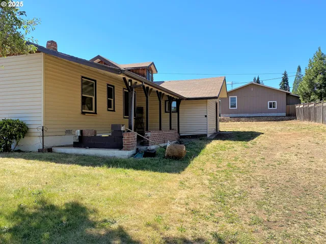 a view of a house with a big yard