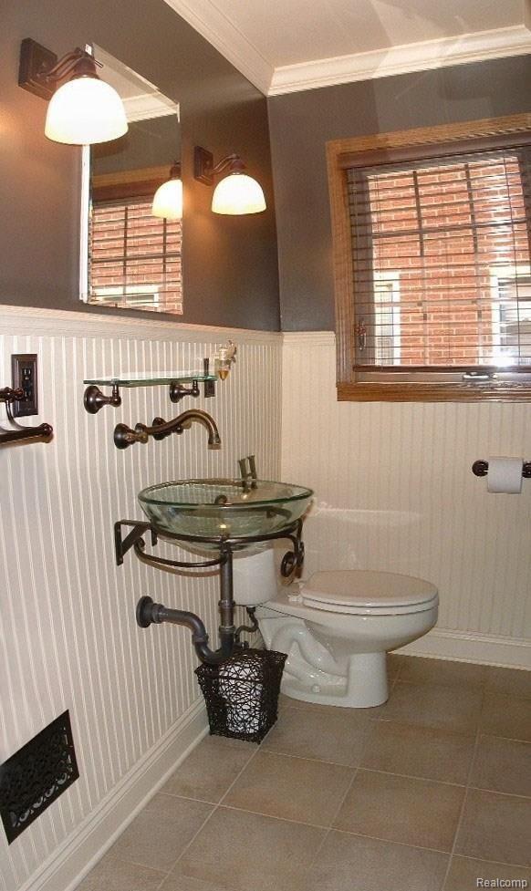 2478 Pembroke Road Birmingham, MI 48009 - Photo 24 of 38 Yet another updated full ceramic bath on the main floor features glass basin sink, crown molding, neutral tile & paint