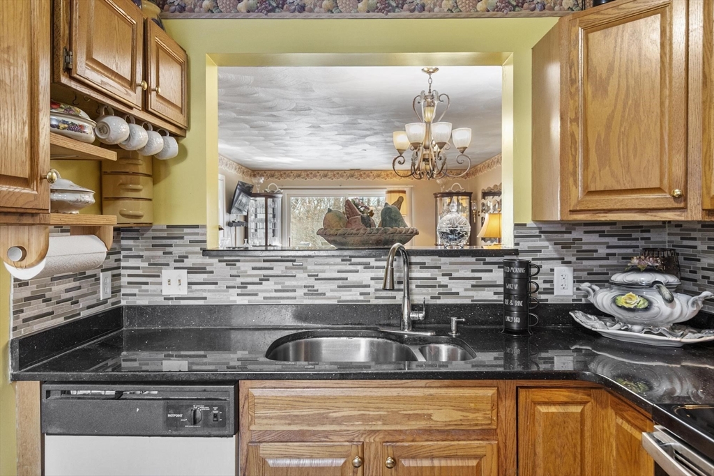 330 Sunderland Road, Unit 80 Worcester, MA 01604 - Photo 13 of 37