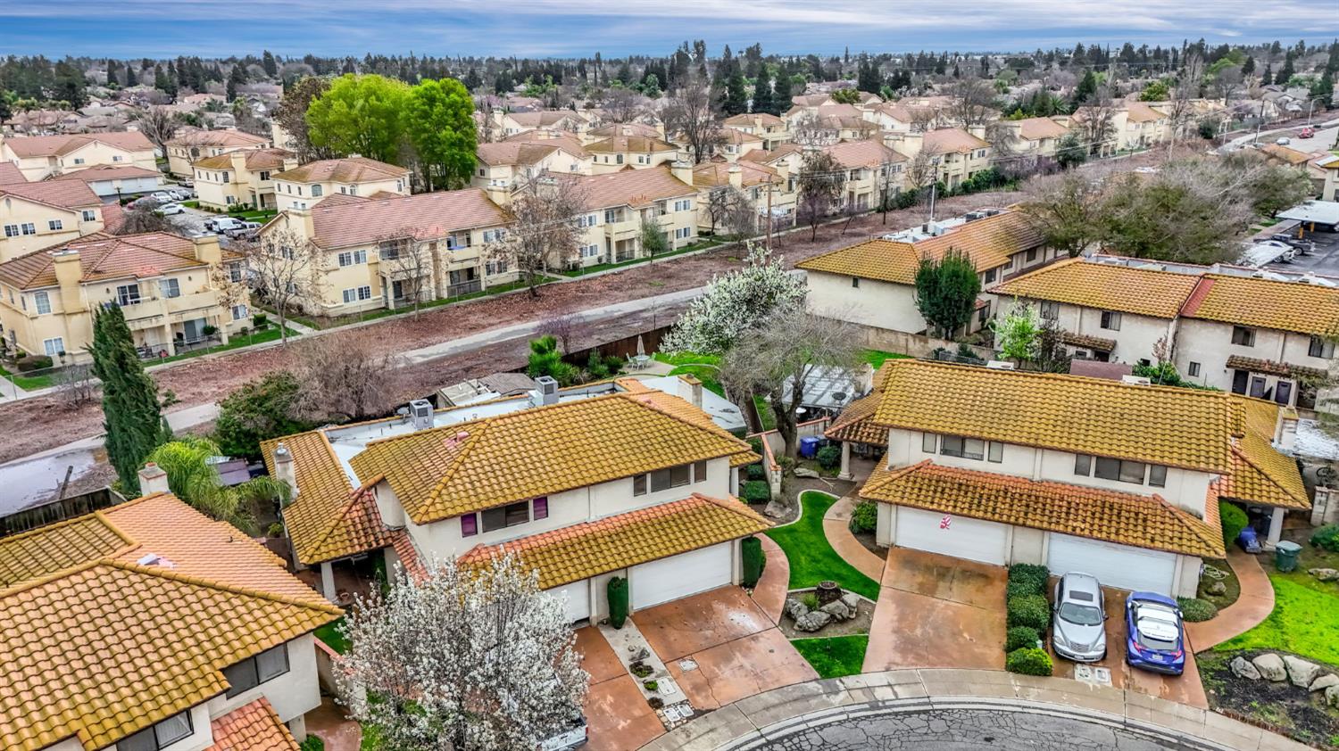 901 Valley Way Madera, CA 93637 - Photo 33 of 42 an aerial view of a houses with a city street