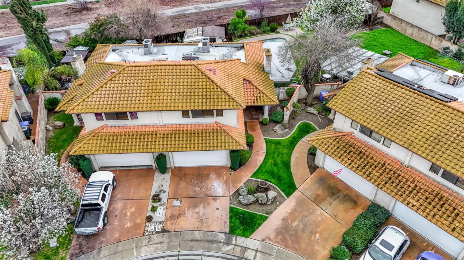 901 Valley Way Madera, CA 93637 - Photo 36 of 42 an aerial view of multiple houses with yard