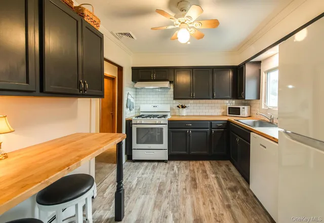 $875,000 | 352-354 Ruskey Lane, Hyde Park, NY 12538