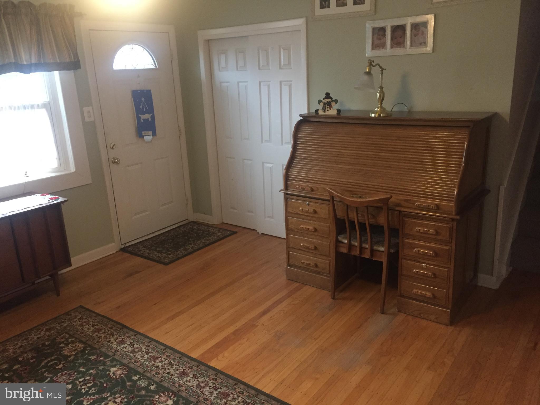 18 Russell Road Willow Grove, PA 19090 - Photo 2 of 25 Living Room