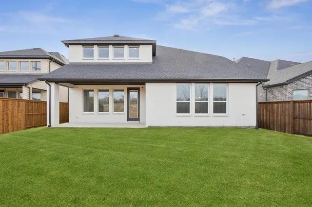 a house that is sitting in the grass