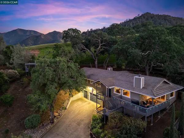 a view of a back yard