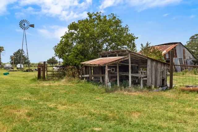 $669,000 | 145 Stolle Lane, Flatonia, TX 78941