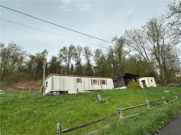 a view of a house with backyard