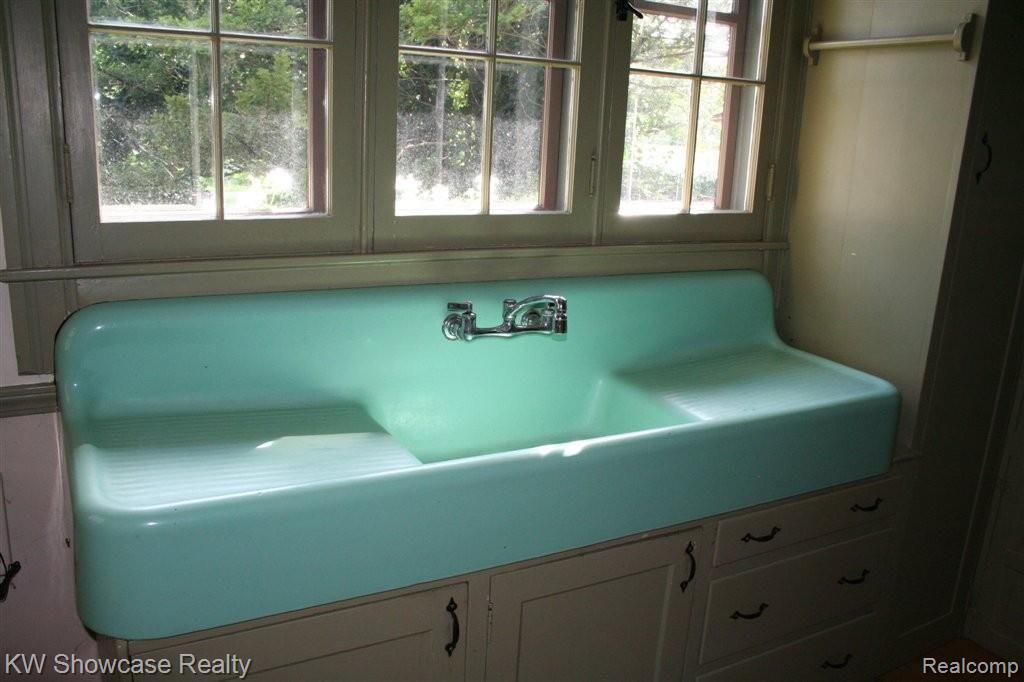 6490 Commerce Road West Bloomfield, MI 48324 - Photo 30 of 65 Farmhouse sink