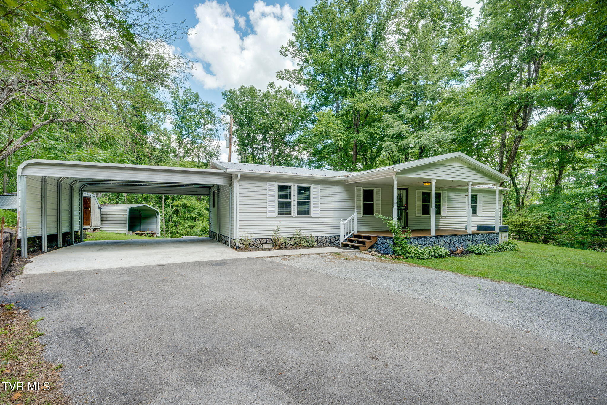 1447 Clawson Road Jonesville, VA 24263 - Photo 2 of 43 002