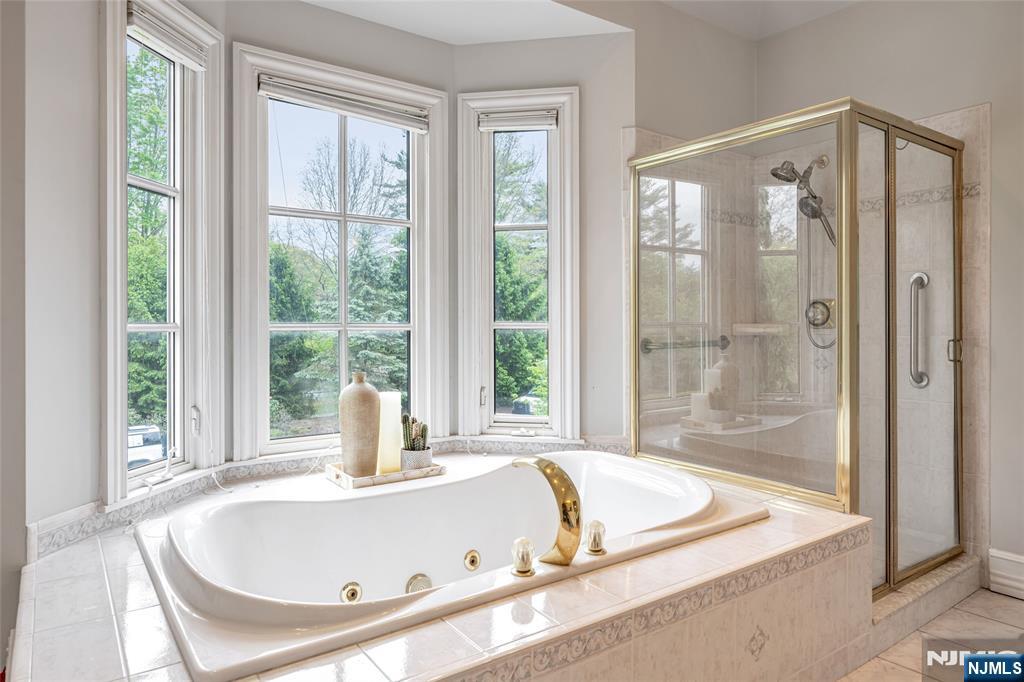 4 Hetzel Drive Mahwah, NJ 07430 - Photo 19 of 29 a bath tub sitting next to a window