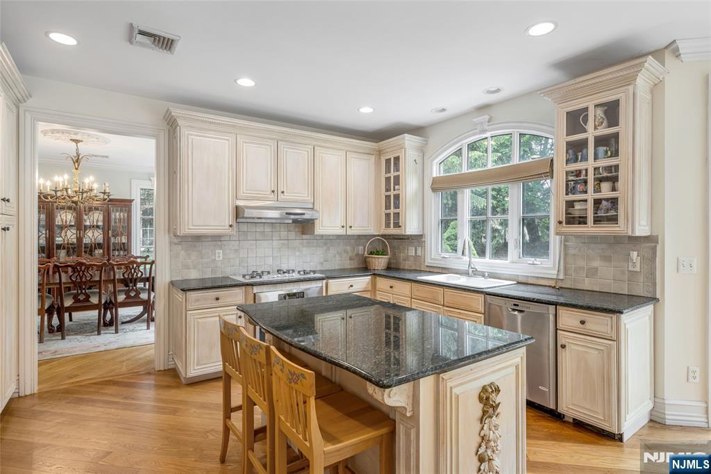 4 Hetzel Drive Mahwah, NJ 07430 - Photo 8 of 29