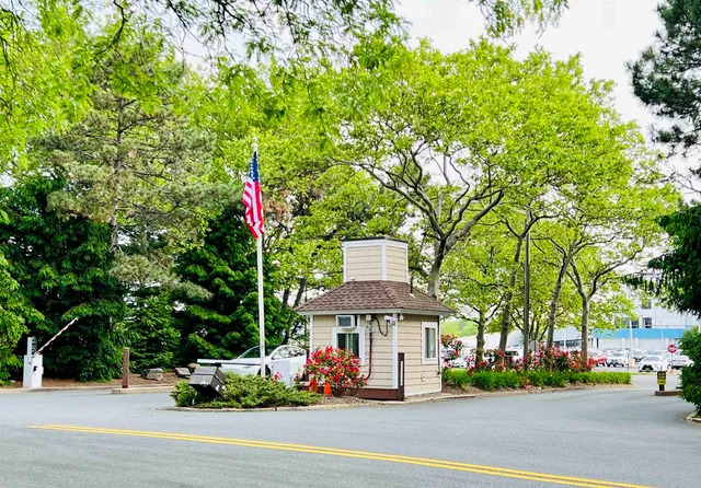 a view of a fountain in front of a building