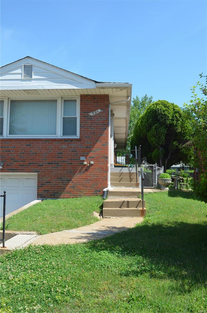 921923 Chain Of Rocks Drive St. Louis, MO 63137 - Photo 2 of 47 Gallery Image 2