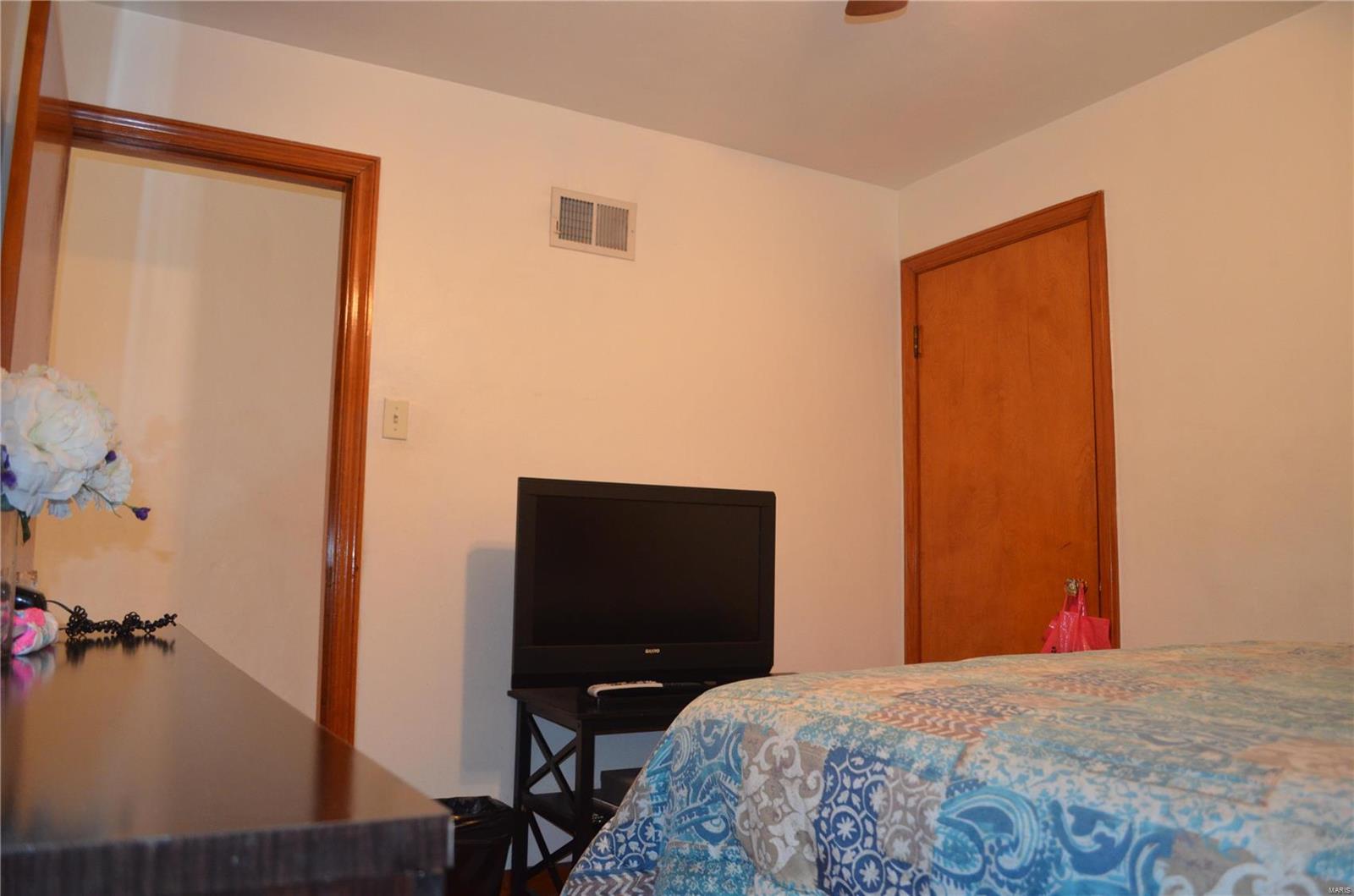 921923 Chain Of Rocks Drive St. Louis, MO 63137 - Photo 14 of 47 Gallery Image 14