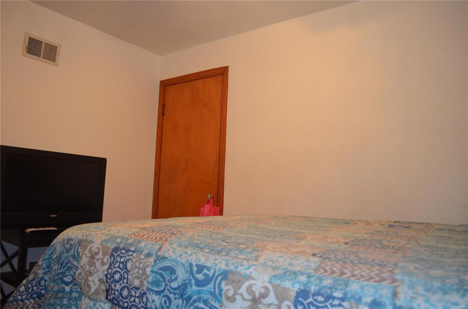 921923 Chain Of Rocks Drive St. Louis, MO 63137 - Photo 15 of 47 Gallery Image 15