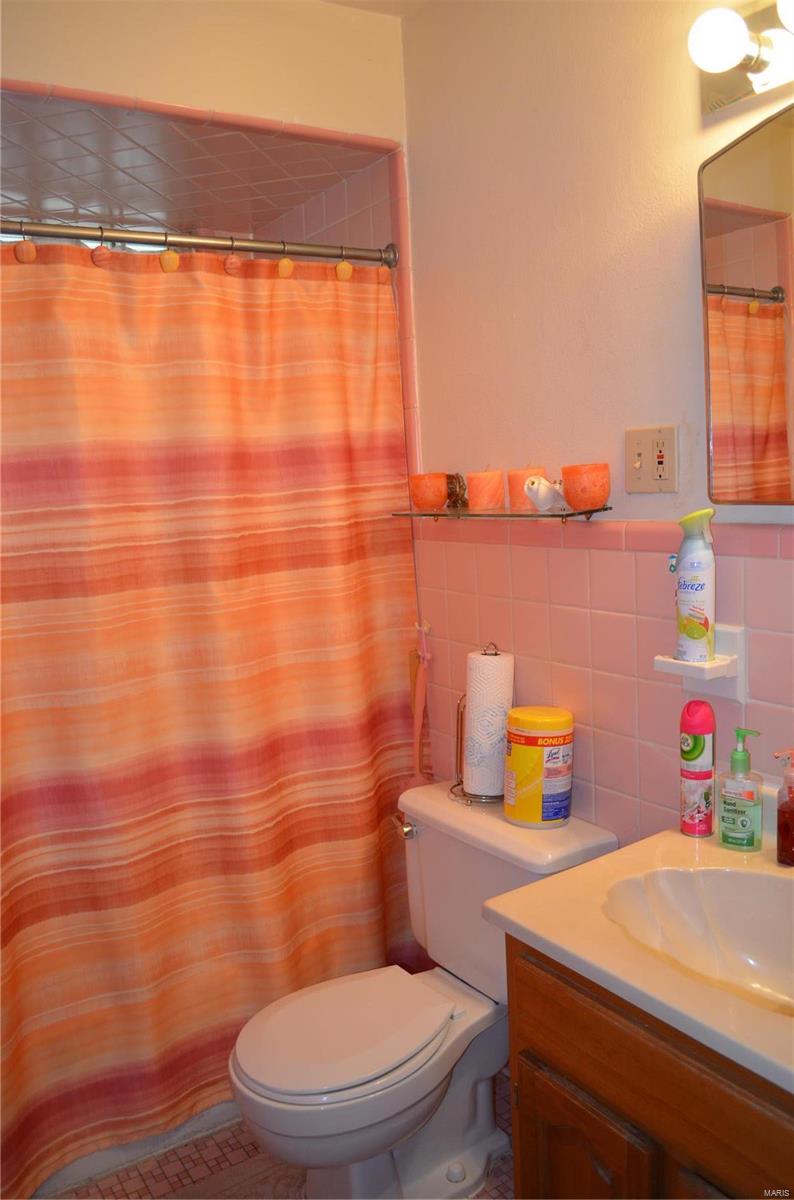 921923 Chain Of Rocks Drive St. Louis, MO 63137 - Photo 17 of 47 Gallery Image 17