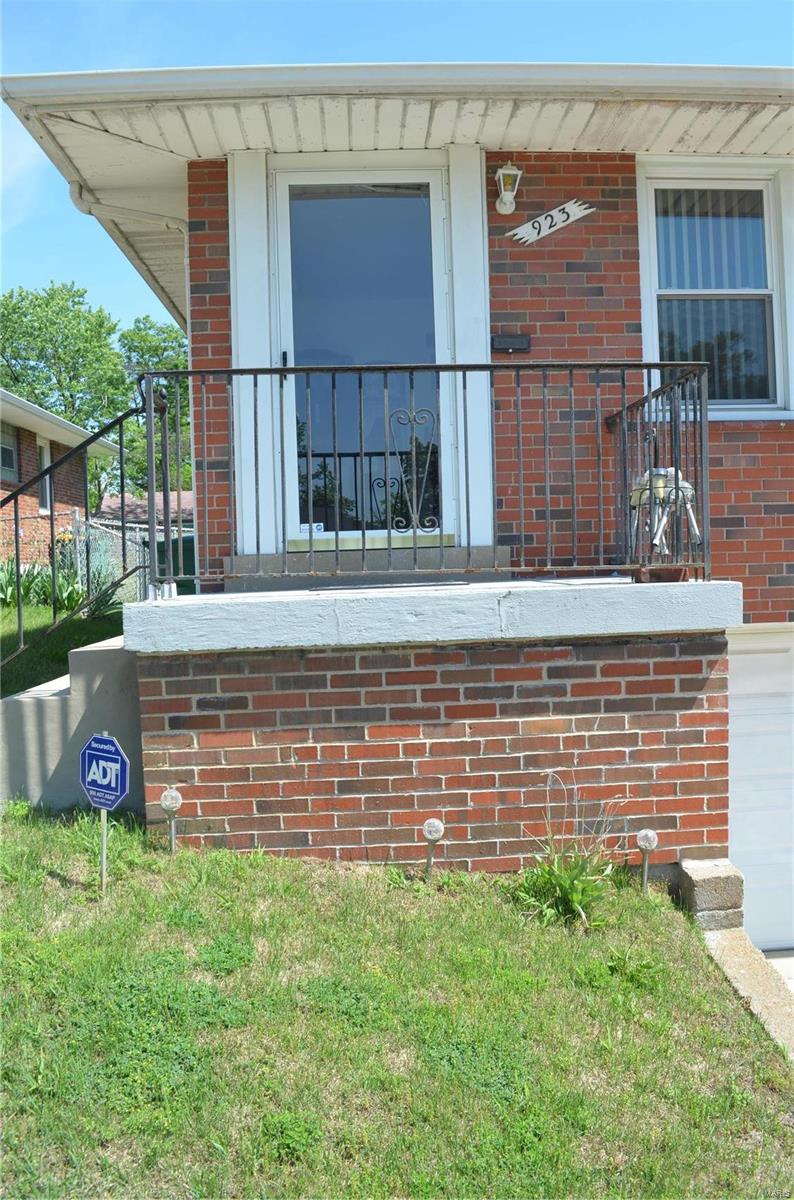 921923 Chain Of Rocks Drive St. Louis, MO 63137 - Photo 29 of 47 Gallery Image 29