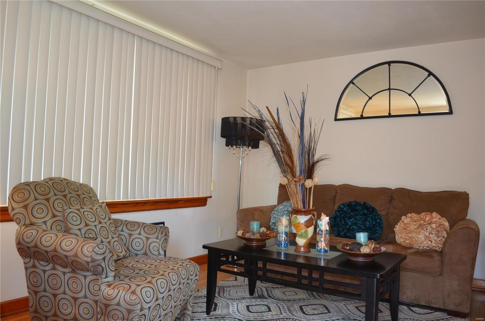 921923 Chain Of Rocks Drive St. Louis, MO 63137 - Photo 4 of 47 Gallery Image 4