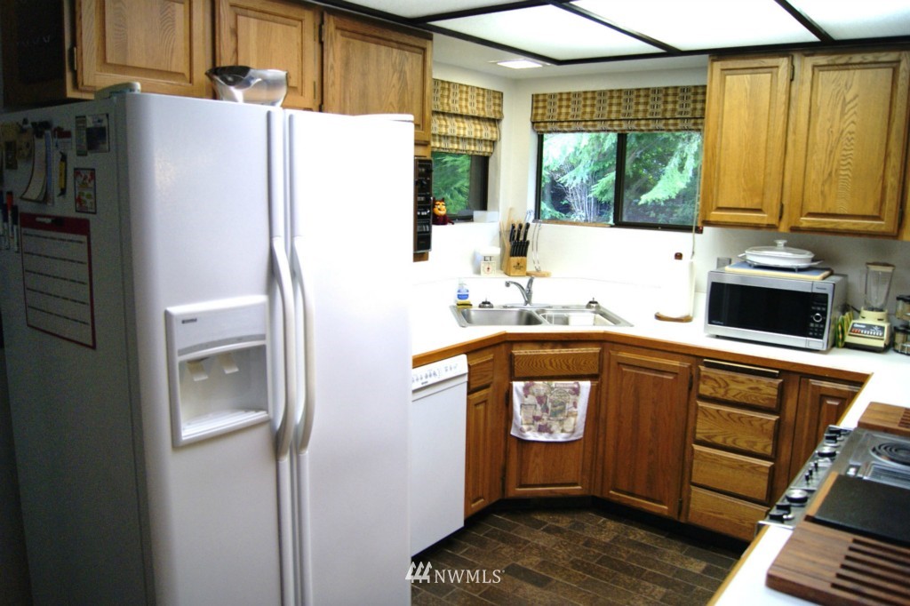 13437 Hadfield Road Southeast Olalla, WA 98359 - Photo 6 of 14 Gallery Image 6