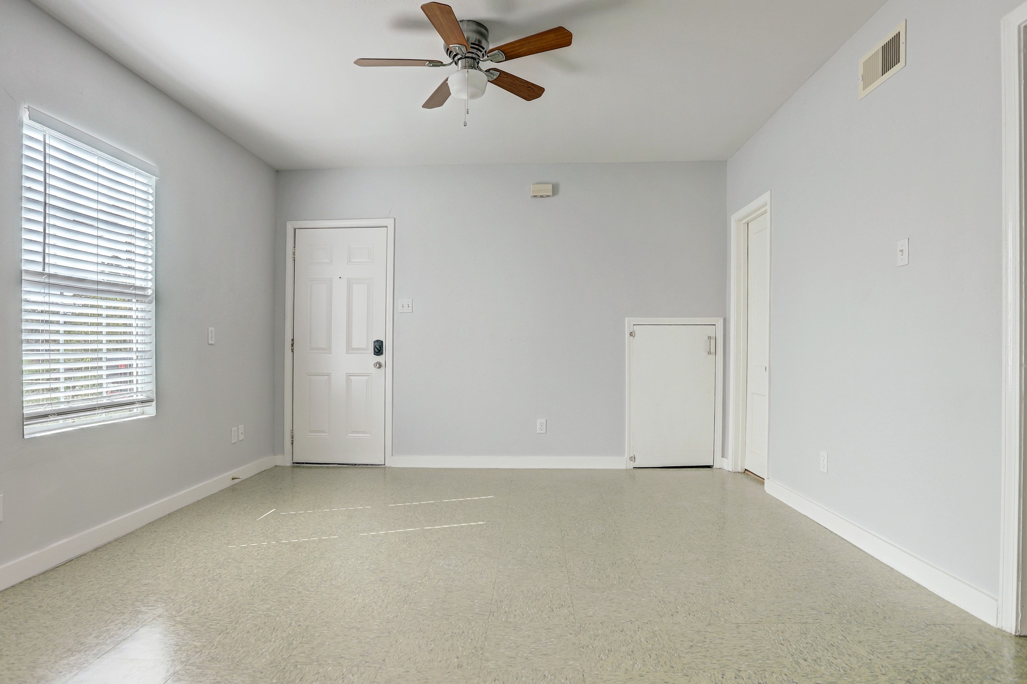 3345 Reeves Street, Unit A Houston, TX 77004 - Photo 7 of 9 a view of an empty room with a window