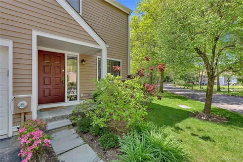 $799,000 | 127 Stone Bridge Square, Chappaqua, NY 10514