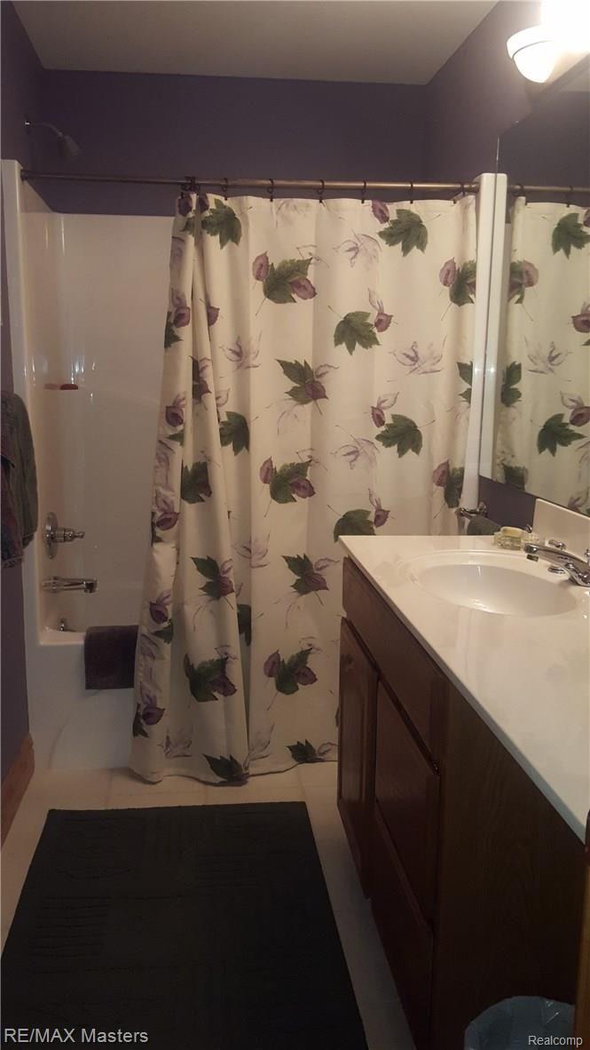 4215 Brest Road Newport, MI 48166 - Photo 19 of 33 Upstairs Guest Bathroom