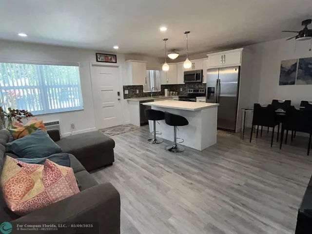 $1,750 | 3510 Harrison Street, Unit 4, Hollywood, FL 33021