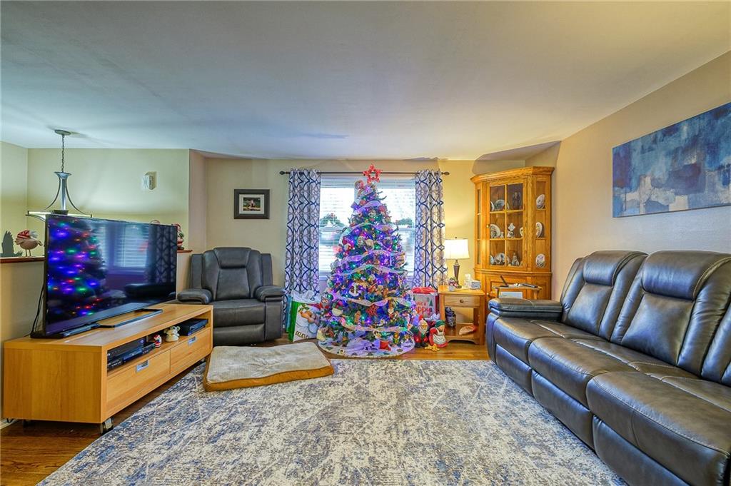 206 Wyngate Road Coraopolis, PA 15108 - Photo 3 of 20 Gallery Image 3