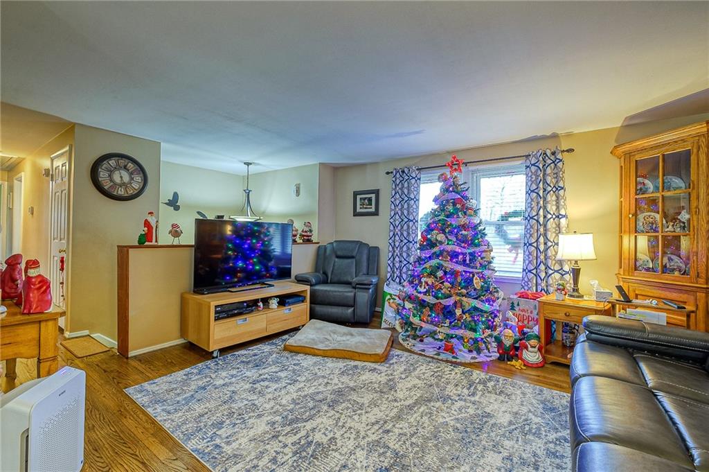 206 Wyngate Road Coraopolis, PA 15108 - Photo 4 of 20 Gallery Image 4