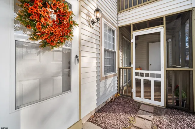 a view of a large brick building