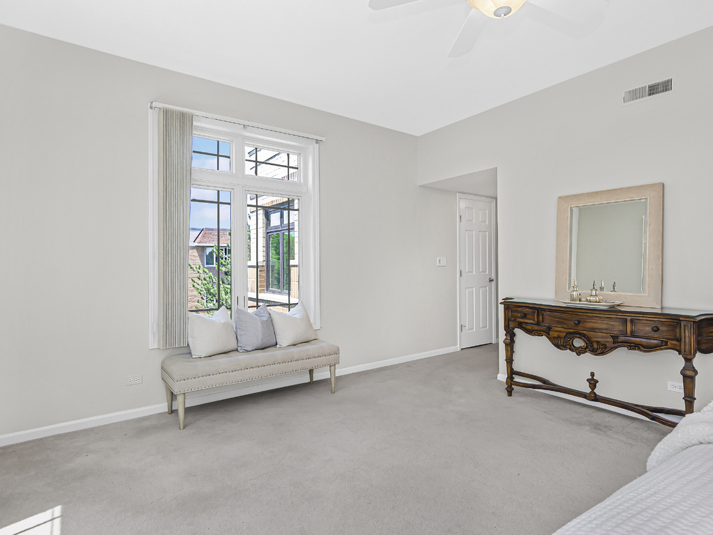 9200 East Prairie Road, Unit 403 Evanston, IL 60203 - Photo 13 of 23 a living room with furniture and white walls