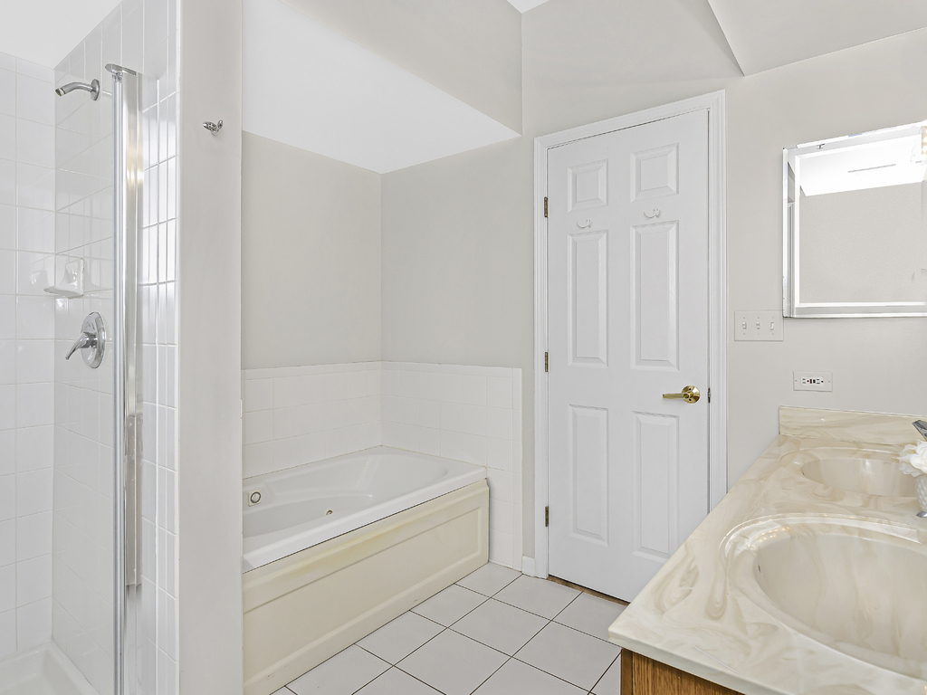 9200 East Prairie Road, Unit 403 Evanston, IL 60203 - Photo 15 of 23 a bathroom with a tub shower and sink