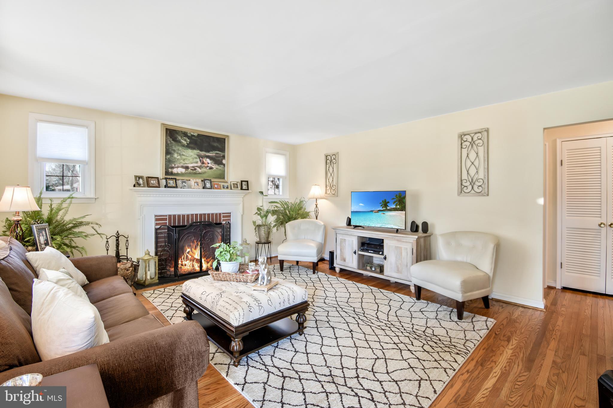 302 Candlewood Road Broomall, PA 19008 - Photo 4 of 25 Living Room