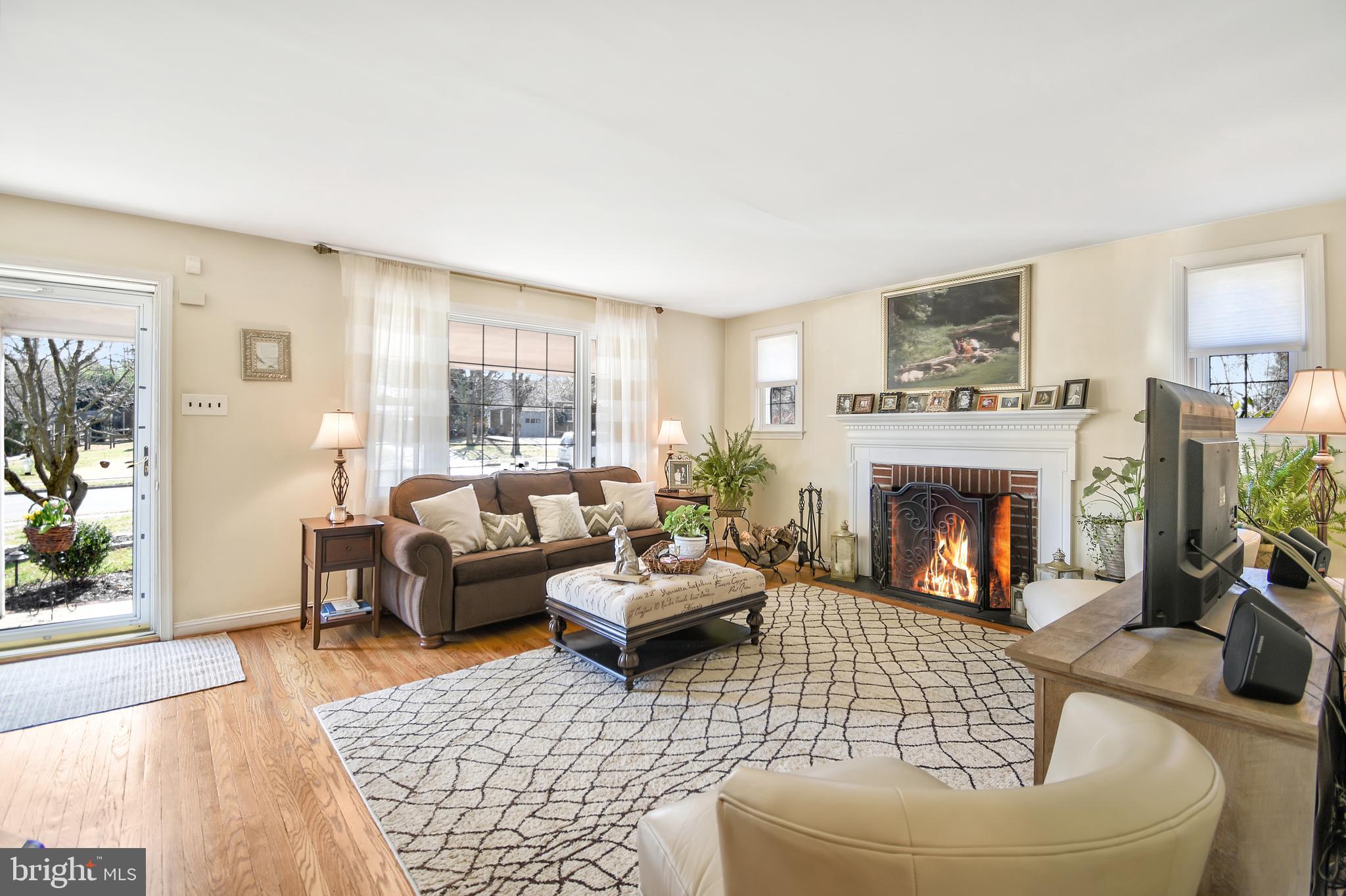 302 Candlewood Road Broomall, PA 19008 - Photo 5 of 25 Living Room
