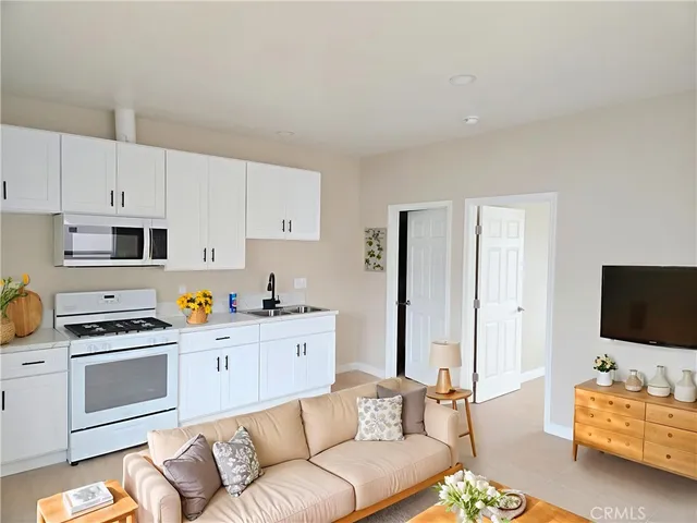 $1,980 | 6008 Kansas Avenue, Los Angeles, CA 90044