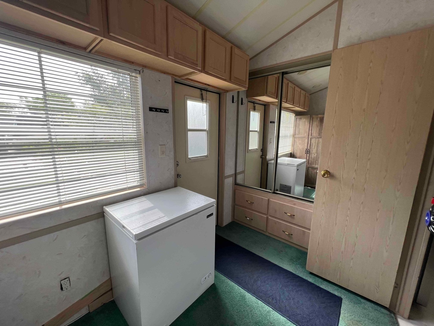 25 Dinosaur Road Wilmington, IL 60481 - Photo 8 of 10 a utility room with dryer and washer