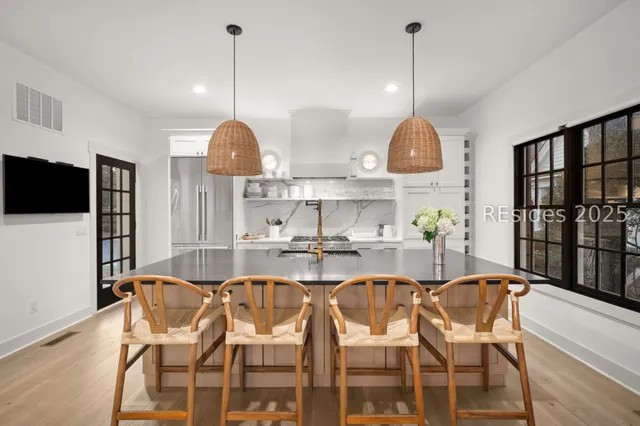 $1,150,000 | 10 East Cottage Circle, Bluffton, SC 29910